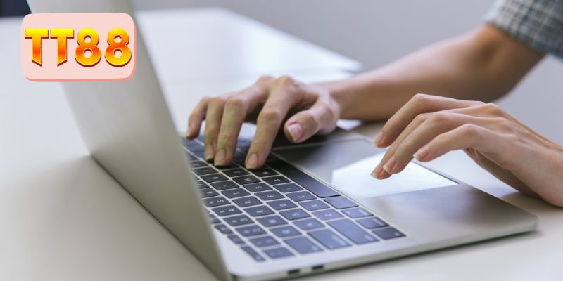 Người chơi vào đúng link website chính thức 